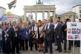 وفد من المحامين العرب والأسبان في التظاهرة أمام مقر ممثلية المفوضية الأوربية ببرلين . الجزيرة نت