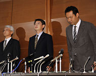 اليابانيون الثلاثة المفرج عنهم في مؤتمر صحفي بطوكيو (الفرنسية)