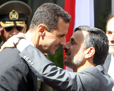 الأسد وأحمدي نجاد بطهران في أكتوبر/تشرين الثاني 2010 (الفرنسية)