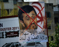 ملصق رفعه في مدينة طرابلس بشمال لبنان المعترضون على زيارة نجاد (رويترز-أرشيف)