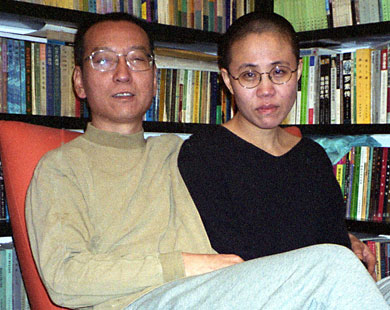 
صورة أرشيفية تجمع بين ليو شياوبو وزوجته عام 2002 (الفرنسية) صورة أرشيفية تجمع بين ليو شياوبو وزوجته عام 2002 (الفرنسية) 