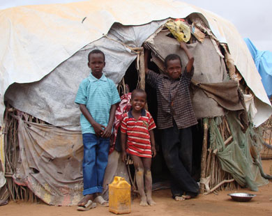 أطفال صوماليون في مخيم أيفو للاجئين في كينيا (الجزيرة نت)