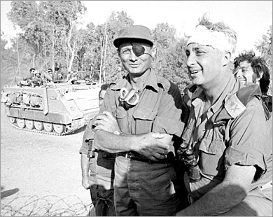 موشيه ديان (يسار) وأرييل شارون في الجبهة خلال حرب 1973 (رويترز-أرشيف)