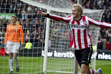 Ola Toivonen (R) reacts after scoring 4-0 against Feyenoord. PSV inflicted a 10-0 drubbing on Feyenoord in the Dutch league today, the worst defeat in the latter club's long history in the Eredivisie. AFP PHOTO / ANP / OLAF KRAAK netherlands out - belgium out