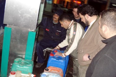 اردنيون يتزودون بالكيورسين في احد محطات الوقود