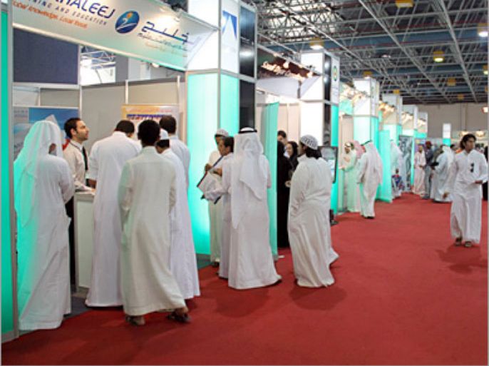 شباب سعودي يتقدم للشركات بطلب وظائف وذلك خلال معرض سوق العمل السعودي بجدة الجزيرة.نت