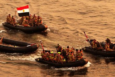 epa01523776 Egyptian soldiers deploy in zodiacs on the River Nile during a renactment and celebration commemorating the 6th of October War (Yom Kippur War) in Maadi, south of Cairo 17 October 2008.