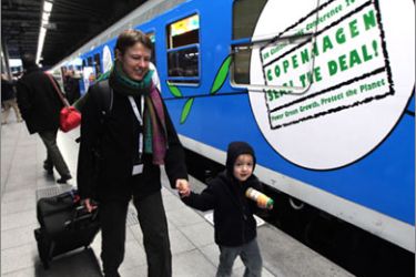 epa01955614 Passengers arrive to take the special train called 'Clima Express' to bring special envoys to the world climate summit in Copenhagen, at Brussels midi station in Belgium, 05 December 2009. The World Climate Summit in Copenhagen will be held from 07