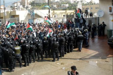 أفراد الوحدات الخاصة يقمعون المحتجين من أهالي ام الفحم ويمنعوهم الاقتراب من مسيرة اليمين