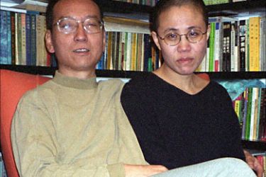 f_This file photo taken on October 22, 2002 shows Chinese dissident Liu Xiaobo (L) and his wife Liu Xia posing for a photograph in Beijing. Jailed Chinese pro-democracry