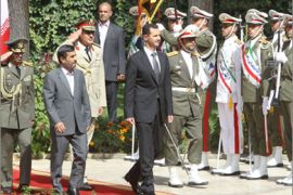 Iranian President Mahmoud Ahmadinejad (L) and his Syrian counterpart, Bashar al-Assad (R), review an honour guard during a welcoming ceremony for Assad in Tehran