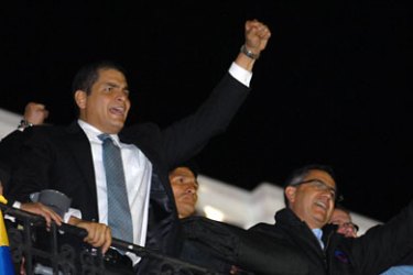 ECUADOR : Handout picture released by the Ecuadorean presidency showing Ecuadoran President Rafael Correa (2-L) raising his fist at Carondelet presidential palace in Quito on September 30, 2010 after being rescued from the National Police Hospital where he was holed up following a police and soldiers' rebellion against a law that cut their pay bonuses. Correa was rescued amid a shootout between rebel police and loyal government troops. AFP PHOTO/PRESIDENCIA --- RESTRICTED TO EDITORIAL USE
