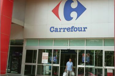 epa02309131 A Thai shopper leaves the French-owned Carrefour convenience store in Bangkok, Thailand, 31 August 2010. The French retail giant supermarket chain Carrefour has annouced plans to sell its stores in Malaysia with rumours it will also look to sell its Singapore and Thai stores in a bid to get out of business in South East Asia