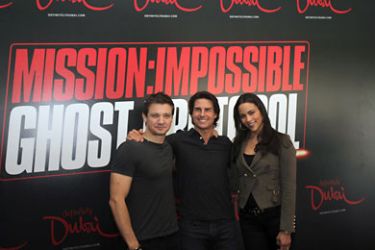 epa .US actors Jeremy Renner (L-R), Tom Cruise and Paula Patton pose for photographers after attending a press conference at the Armani luxury hotel in Dubai, United Arab Emirates, 28 October 2010.