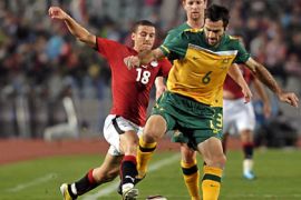 epa02453339 Egypt's Ahmed Abd El-Zaher (R) vies for the ball with Australia's Sasa Ognenovski (L) during their friendly soccer match in Cairo, Egypt, 17 November