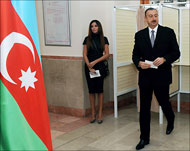 الرئيس علييف يدلي بصوته بباكو أمس(رويترز)
