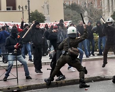 
قمع مظاهرة في أثينا خرجت احتجاجا على تشريعات ضد المهاجرين (الفرنسية-أرشيف)قمع مظاهرة في أثينا خرجت احتجاجا على تشريعات ضد المهاجرين (الفرنسية-أرشيف)