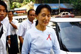 r_Myanmar's pro-democracy leader Aung San Suu Kyi arrives to her National League for Democracy (NLD) office in Yangon November 19, 2010