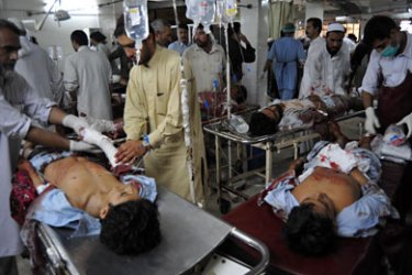 MFN848 - Peshawar, -, PAKISTAN : Pakistani paramedics treat suicide blast victims in a hospital in Peshawar on November 5, 2010