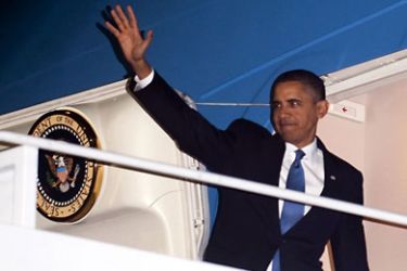 US President Barack Obama waves from Air Force One in Ramstein, on November 5, 2010 during a refueling stop enroute to Mumbai, India. AFP PHOTO/Jim WATSON