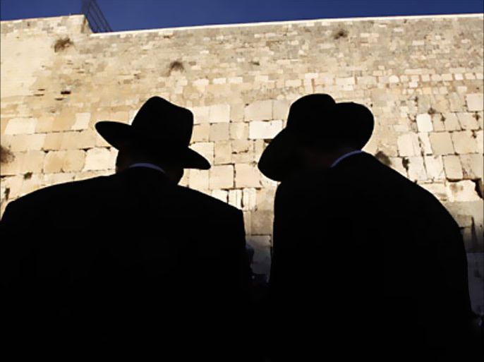 Ultra-Orthodox Jews pray during a special prayer for rain at the Western Wall, one of Judaism's holiest prayer sites, in Jerusalem's Old City November 29, 2010. REUTERS/Baz Ratner (JERUSALEM - Tags: RELIGION ENVIRONMENT)