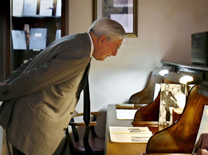epa Peruvian writer Mario Vargas Llosa takes a look at the desk of his late Argentinian colleague Jorge Luis Borges, at the Public Library Miguel Cane in Boedo district of Buenos Aires, Argentina, 25 March 2008.