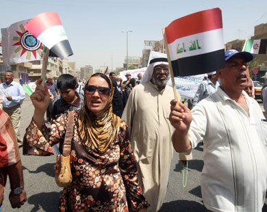الشارع العراقي منقسم إزاء المرحلة السياسية التي دخلتها البلاد منذ ثماني سنوات (الفرنسية)