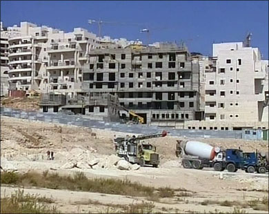 الفلسطينيون طالبوا بوقف البناء الاستيطاني في الضفة قبل استئناف المفاوضات (الجزيرة-أرشيف)
