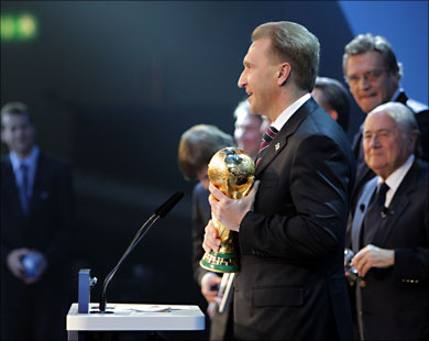 إيغور شوفالوف نائب رئيس الوزراء الروسي يحمل كأس العالم عقب إعلان فوز بلاده (الفرنسية)