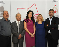 لجنة تحكيم البوكر العربية 2011 تتوسطهم المنسقة الإدارية في مؤتمر صحفي بالدوحة ( سارة لوك)