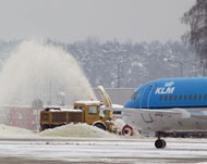 الثلوج عطلت بعض الرحلات الجوية بالمطارات الأوروبية (الأوروبية)