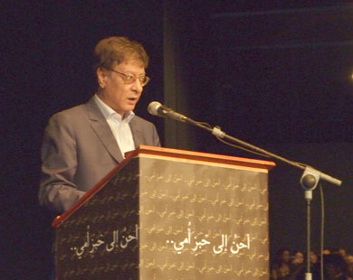 محمود درويش خلال إحدى الأمسيات الشعرية (الجزيرة)