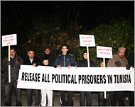 جانب من الاعتصام أمام السفارة التونسية بلندن (الجزيرة نت)
