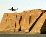 طائرة أميركية تحلق فوق آثار الحضارة البابلية في العراق (رويترز- أرشيف)