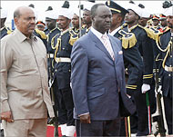 البشير (يسار) مستقبلا رئيس أفريقيا الوسطى فرانسوا بوزيزي أثناء زيارة الأخير للخرطوم (الفرنسية-أرشيف)