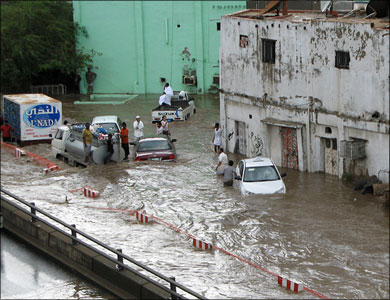 فيضانات جدة قتلت 123 شخصا العام الماضي (الفرنسية-أرشيف) 