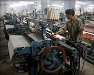 إنتاجية العديد من المصانع الباكستانية تتعطل جراء إنقطاع الكهرباء (الجزيرة نت) 