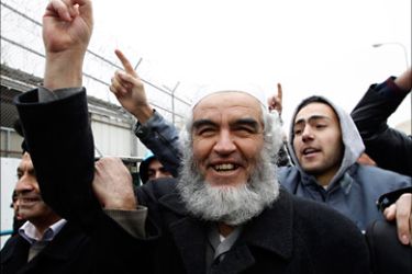 r_Sheikh Raed Salah (C), head of the Islamic Movement in northern Israel, gestures as he leaves Ayalon prison in Ramle near Tel Aviv December 12, 2010