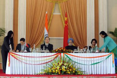 Chinese Prime Minister Wen Jiabao (C-L) and Indian Prime Minister Manmohan Singh (C-R) look on as Chinese Ambassador Zhnag Yan (L) and Indian Foreign Secretary Nirupama Rao (R) sign memorandum of understanding on media exchange in New Delhi on December 16, 2010.