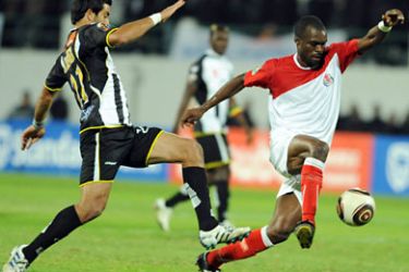 SAL1274 - Sfax, -, TUNISIA : FUS Rabat forward Daniel Manchari (R) fights for the ball with CS Sfax striker Hamza Younes (L) on December 4, 2010 during the final of the African Confederation Cup at the Olympic stadium in Sfax. FUS Rabat won 3-2.