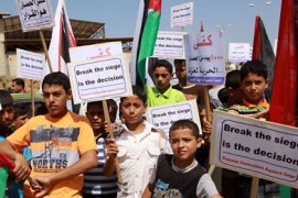 أطفال غزيون في تظاهرة لرفع الحصار المفروض على القطاع - دعوات لأفعال تكسر الحصار عن غزة - ضياء الكحلوت- غزة