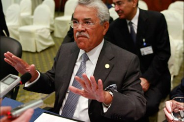 r_Saudi Arabia's Oil Minister Ali Al-Naimi gives an interview during the 158th Extraordinary Meeting of the OPEC Conference in Quito December 11, 2010.