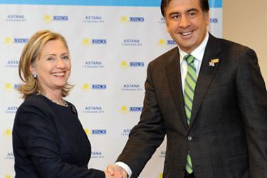 Saakashvili (R) shakes hands with US Secretary of State Hillary Clinton (L)