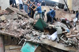 رفع أنقاض المبنى المنهار بمحافظة الإسكندرية شمال مصر