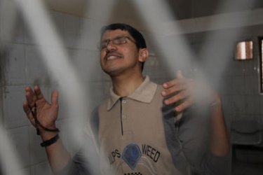 الصحفي عبد الاله حيدر شائع في قفص الاتهام بالمحكمة