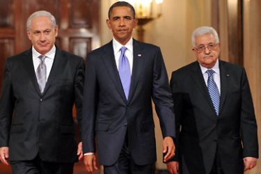 FILES) US President Barack Obama (C) walks with Prime Minister Benjamin Netanyahu of Israel (L) and President Mahmoud Abbas of the Palestinian Authority
