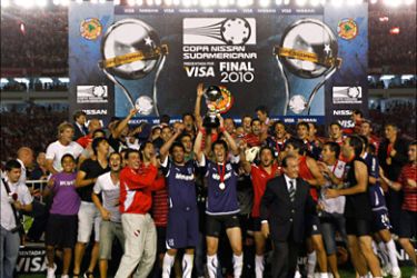 r_Players of Argentina's Independiente hold the trophy of the Copa Sudamericana after defeating Brazil's Goias in Buenos Aires, December 8, 2010. REUTERS
