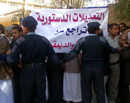  أنصار المعارضة يتظاهرون أمام البرلمان في صنعاء خلال جلسة التعديل (الفرنسية)