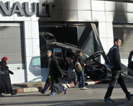 سيارات محروقة بمدخل محل شركة رينو لبيع السيارات بالعاصمة الجزائر (الفرنسية)