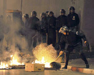 المتظاهرون أشعلوا النار في إطارات السيارات وقطعوا بعض الطرق (الجزيرة نت)